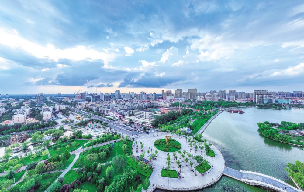 9月2日，初秋的東昌湖畔草木蔥蘢，風景如畫